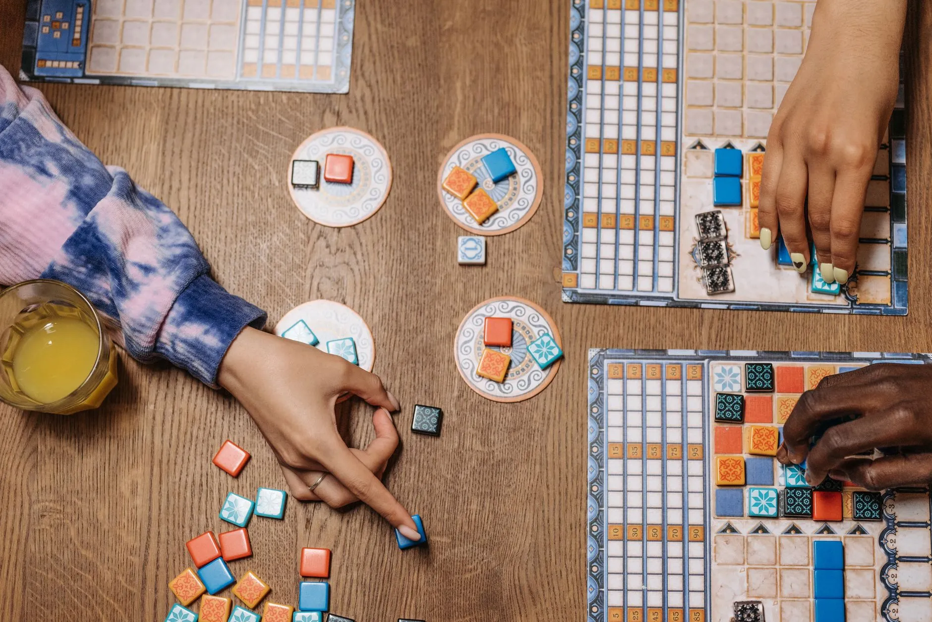 Selección de juegos de mesa modernos listos para comprar en una tienda online especializada